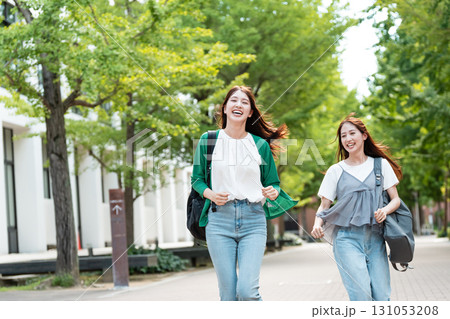 女子大生　キャンパスライフ　走る 131053208