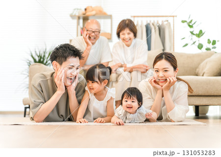 リビングでくつろぐ親子,三世代家族（子育て,育児,マイホーム） 131053283