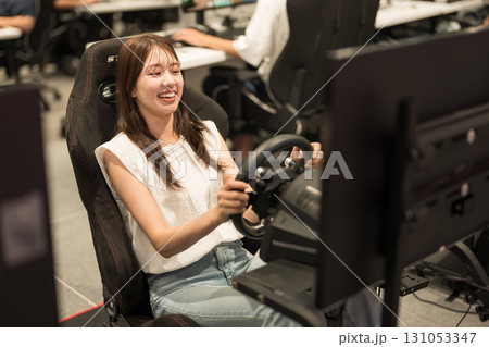 レースゲームを楽しむ若い女性 131053347