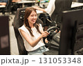 レースゲームを楽しむ若い女性 131053348