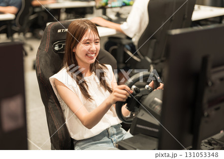 レースゲームを楽しむ若い女性 131053348