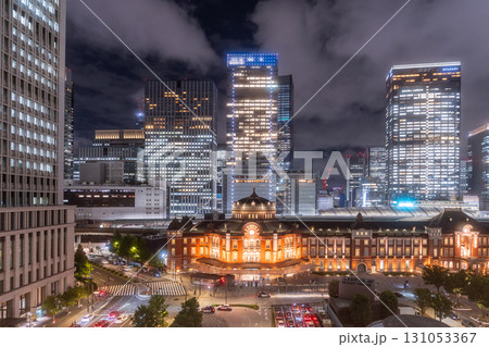 《東京都》東京駅・丸の内オフィス街の夜景 《東京都》東京駅・丸の内オフィス街の夜景 131053367