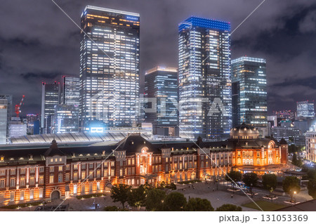 《東京都》東京駅・丸の内オフィス街の夜景 《東京都》東京駅・丸の内オフィス街の夜景 131053369