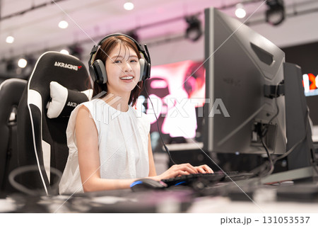 eスポーツ　ゲーム　若い女性 131053537