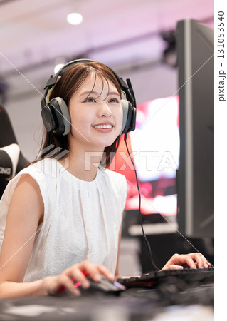 eスポーツの大会でゲームを楽しむ若い女性 131053540