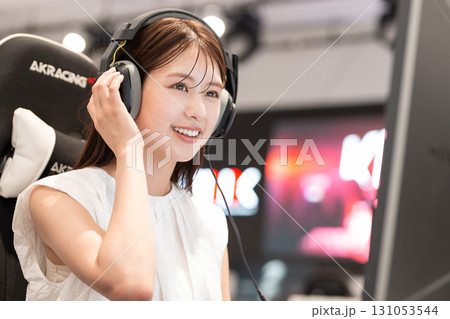 eスポーツの大会でゲームを楽しむ若い女性 131053544