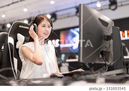 eスポーツでゲームを楽しむ若い女性 eスポーツでゲームを楽しむ若い女性 131053545