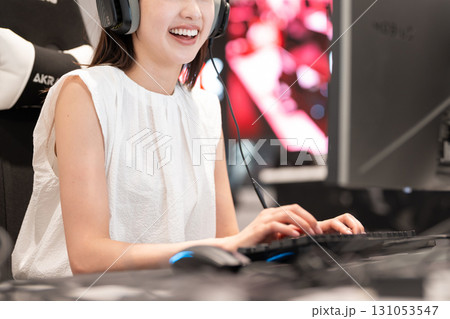 eスポーツでゲームを楽しむ若い女性 131053547