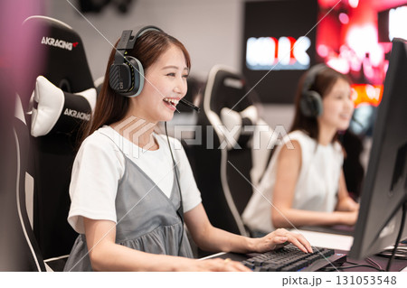 eスポーツの大会でゲームを楽しむ若い女性 131053548