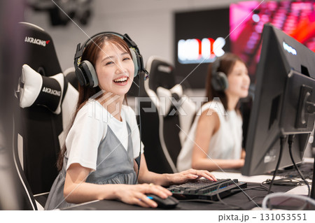 eスポーツの大会でゲームを楽しむ若い女性 eスポーツの大会でゲームを楽しむ若い女性 131053551