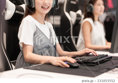 eスポーツの大会でゲームを楽しむ若い女性 eスポーツの大会でゲームを楽しむ若い女性 131053552