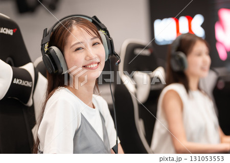 eスポーツの大会でゲームを楽しむ若い女性 131053553