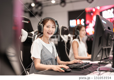 eスポーツの大会でゲームを楽しむ若い女性 eスポーツの大会でゲームを楽しむ若い女性 131053554