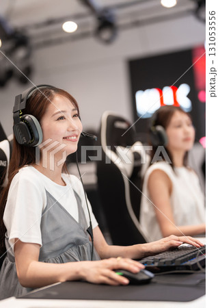 eスポーツの大会でゲームを楽しむ若い女性 131053556