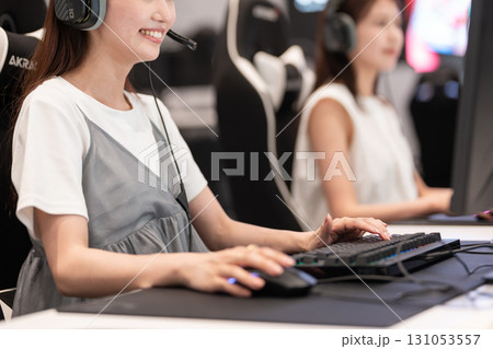 eスポーツの大会でゲームを楽しむ若い女性 131053557