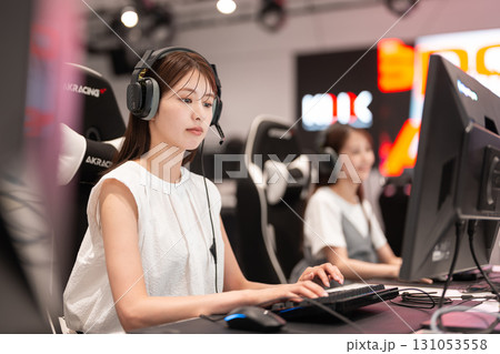eスポーツの大会でゲームを楽しむ若い女性 131053558