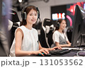 eスポーツの大会でゲームを楽しむ若い女性 131053562