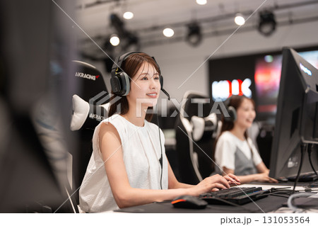 eスポーツの大会でゲームを楽しむ若い女性 131053564