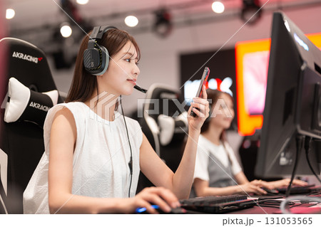 eスポーツの大会でゲームを楽しむ若い女性 131053565