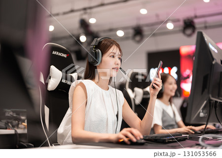 eスポーツの大会でゲームを楽しむ若い女性 131053566