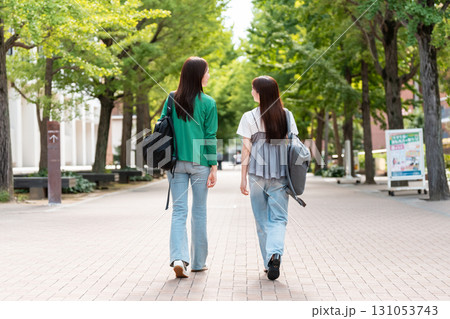 大学のキャンパスを歩く女子大生 131053743