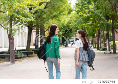 大学のキャンパスを歩く女子大生 131053744