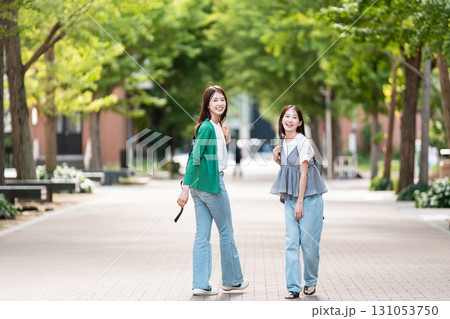 大学のキャンパスを歩く女子大生 131053750