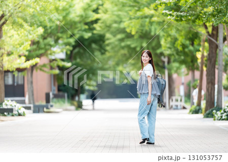 大学のキャンパスを歩く女子大生 131053757