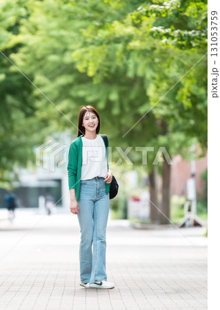 大学のキャンパスを歩く女子大生 131053759