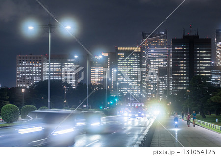 《東京都》東京の摩天楼と車の光跡の夜景 《東京都》東京の摩天楼と車の光跡の夜景 131054125
