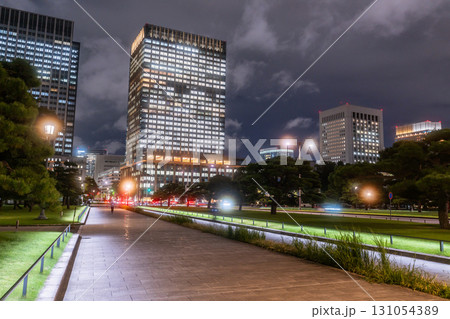 《東京都》大都会丸の内の都市夜景 《東京都》大都会丸の内の都市夜景 131054389