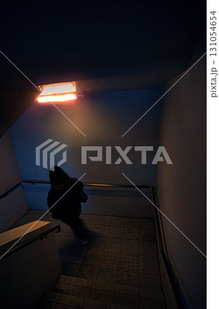 地下通路を降りる人影 131054654