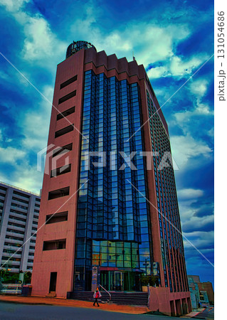 青空に映える博多の都市風景 131054686