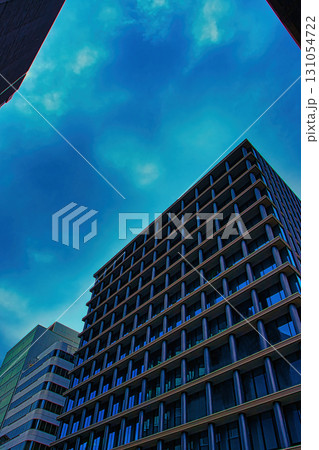 ビルの間から見える空 ビルの間から見える空 131054722