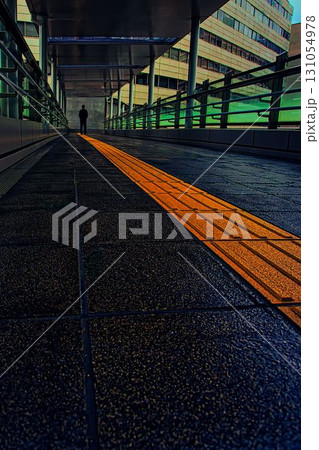 歩道橋から見た人影 131054978