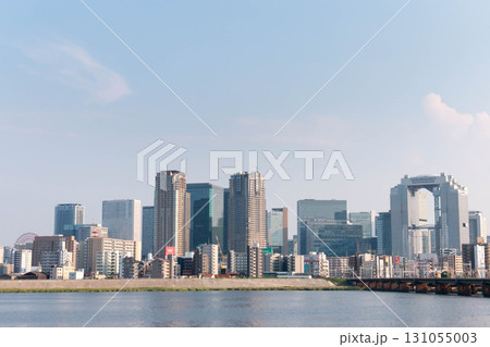 淀川河川敷と大阪梅田の高層ビル街 131055003
