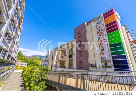 日本の横浜都市景観 9月。横浜市営地下鉄グリーンライン 北山田駅前などを望む。左奥に横浜国際プール 131055012