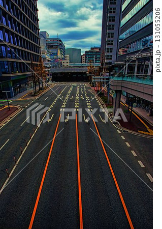 スカイウォークから見たビルの谷間と車道 131055206