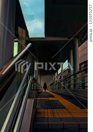 スカイウォークを歩く人影 131055257