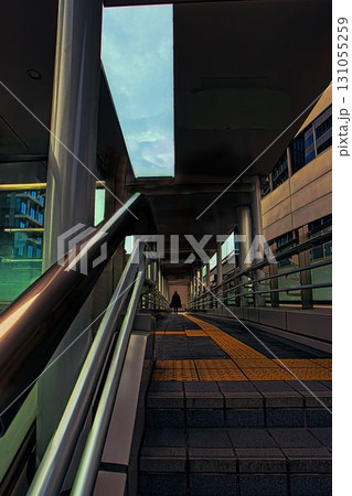 スカイウォークを歩く人影 131055259