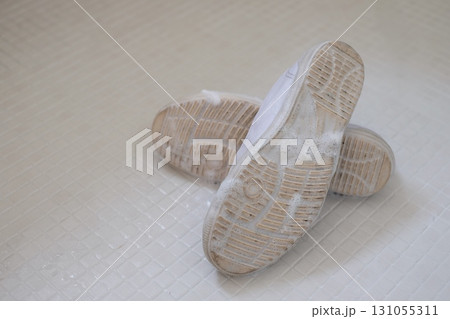 手洗いした上履きの裏側 131055311
