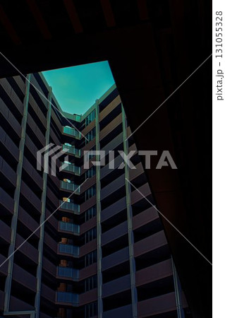 ビルの隙間から見える空 ビルの隙間から見える空 131055328