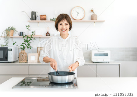 キッチンで料理する中高年の女性（母の味,おふくろの味,クッキング） 131055332