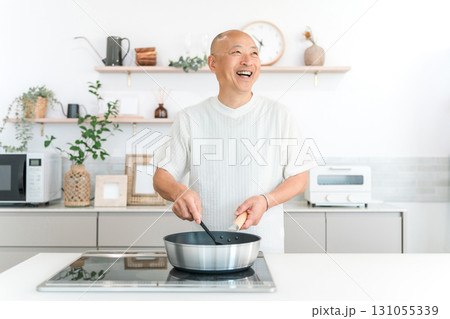 キッチンで料理する中高年の男性（家事,料理好き,クッキング） 131055339