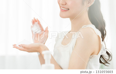 洗顔フォーム・洗顔料を使って泡洗顔をする若いアジア人女性 洗顔フォーム・洗顔料を使って泡洗顔をする若いアジア人女性 131055603