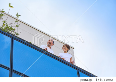 ベランダに立つ熟年夫婦 資産家 ベランダに立つ熟年夫婦 資産家 131055668