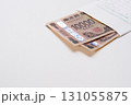 封筒に入った2万円 (一万円札が2枚) 白バック 131055875
