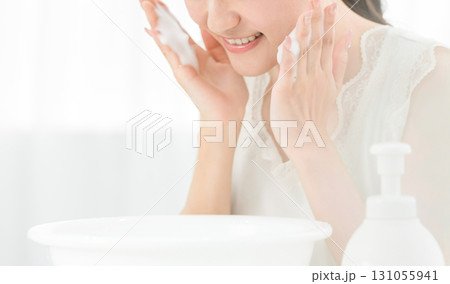 洗顔フォーム・洗顔料を使って泡洗顔をする若いアジア人女性 洗顔フォーム・洗顔料を使って泡洗顔をする若いアジア人女性 131055941