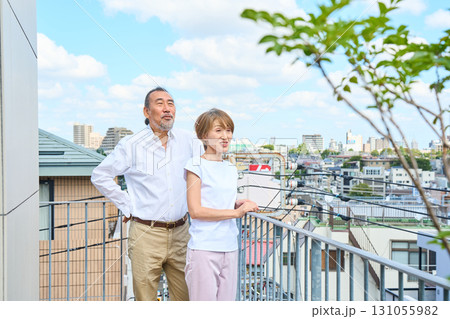 ベランダに立つ熟年夫婦　資産家 131055982