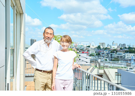 ベランダに立つ熟年夫婦　資産家 131055986